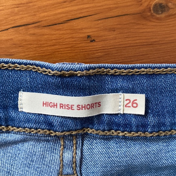 Levis High Rise Shorts - Picture 2 of 3